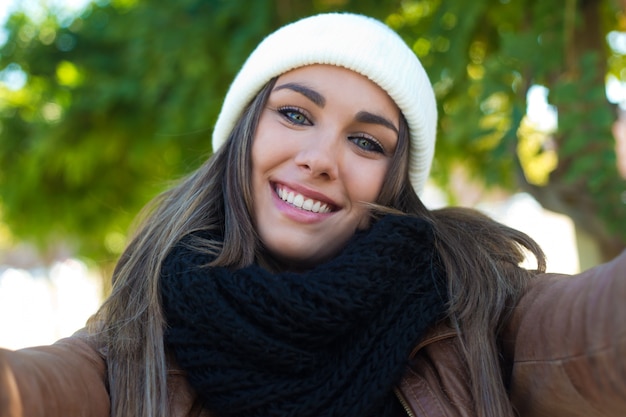 Autorretrato de la mujer en casquillo caliente