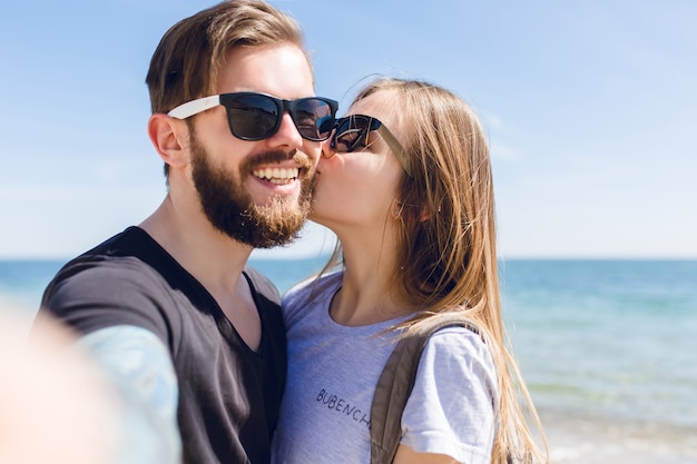 Autorretrato de primer plano de linda pareja cerca del mar