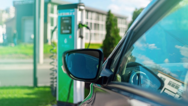 Autos estacionados cerca de la estación de carga en la ciudad.