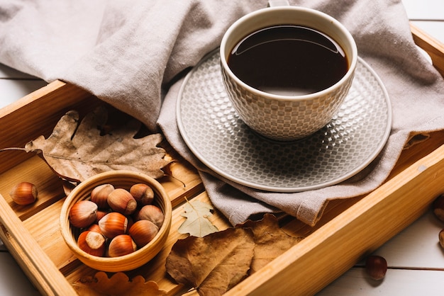 Avellanas y café para el desayuno de otoño