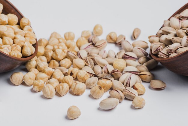 Las avellanas y los pistachos derramados del cuenco
