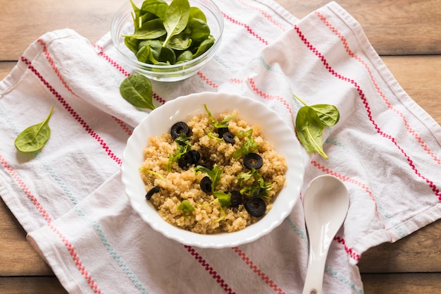 Avena casera saludable para el desayuno en servilleta sobre mesa de madera