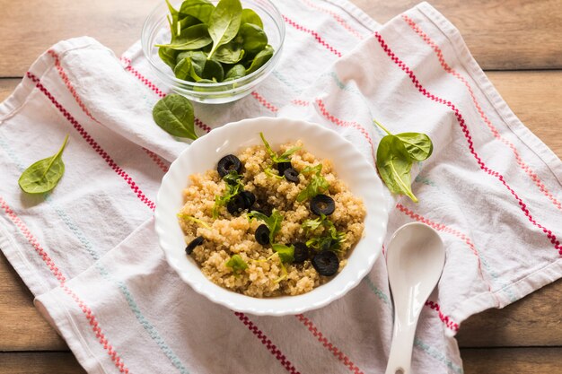 Avena casera saludable para el desayuno en servilleta sobre mesa de madera