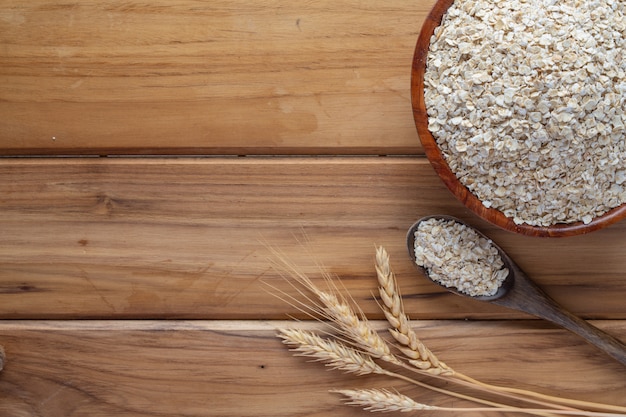 Foto gratuita la avena se coloca sobre una madera marrón.