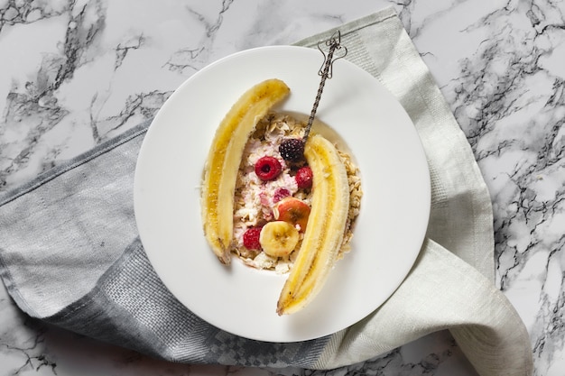 Foto gratuita avena y frutas planas