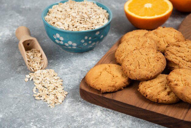 Avena con galletas caseras sobre mesa gris.