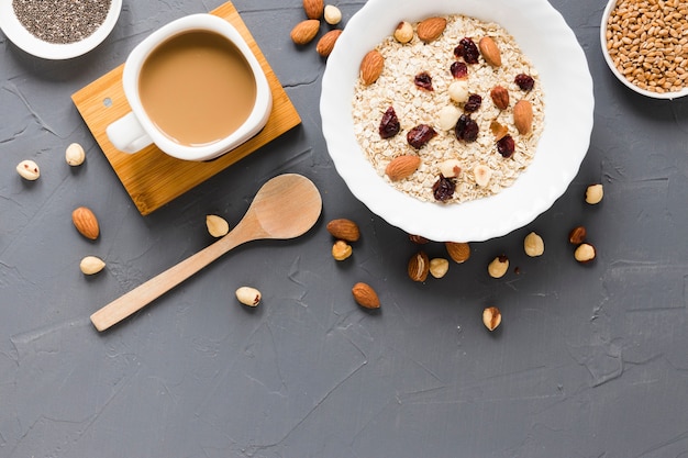 Foto gratuita avena pasas y nueces con café