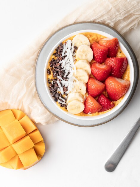 Avena saludable con frutas frescas para el desayuno