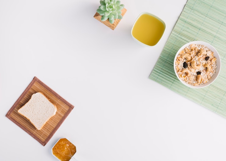 Foto gratuito avena en un tazón con pan tostado y mermelada en la mesa