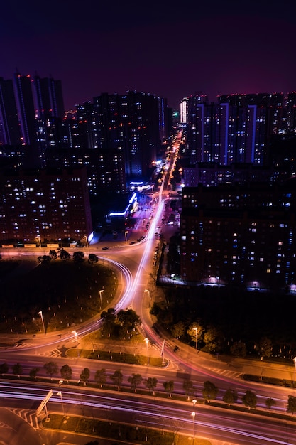 Avenida larga por la noche