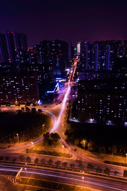 Avenida larga por la noche