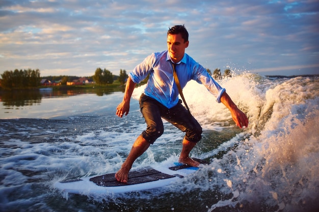 Foto gratuita aventura con una tabla de surf