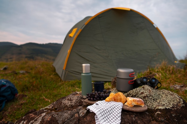 Foto gratuita aventura de vivac con comida