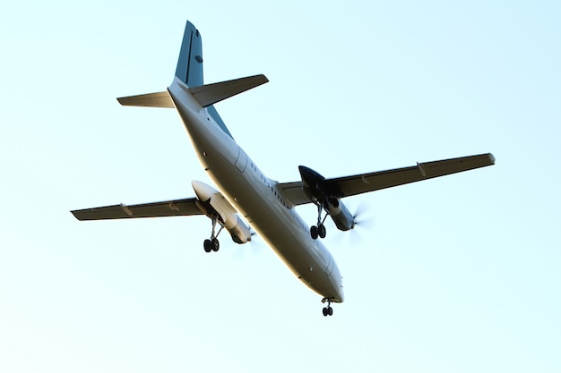 Avión en el cielo