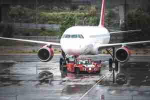 Foto gratuita avión en un edificio de la terminal del aeropuerto