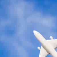 Foto gratuita avión de juguete blanco en el cielo