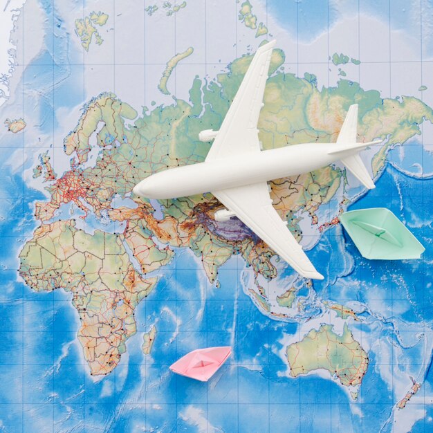 Avión de juguete blanco en un mapa