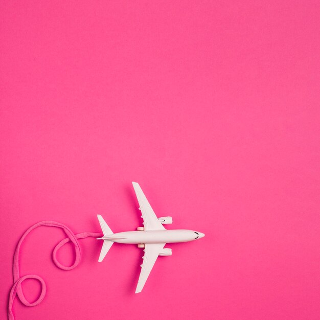 Avion de juguete con encaje rosa.