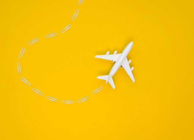 Avión de juguete en la mesa con espacio de copia