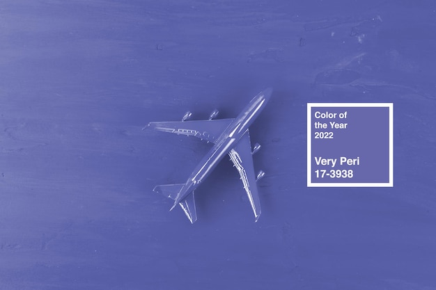 Foto gratuita avión de juguete en la vista superior de fondo púrpura oscuro
