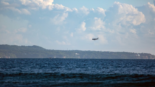 Foto gratuita el avión militar está aterrizando