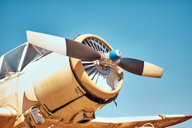 Avión militar retro en el museo al aire libre.