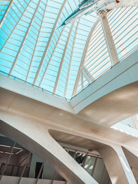 Avión en museo con techo de cristal