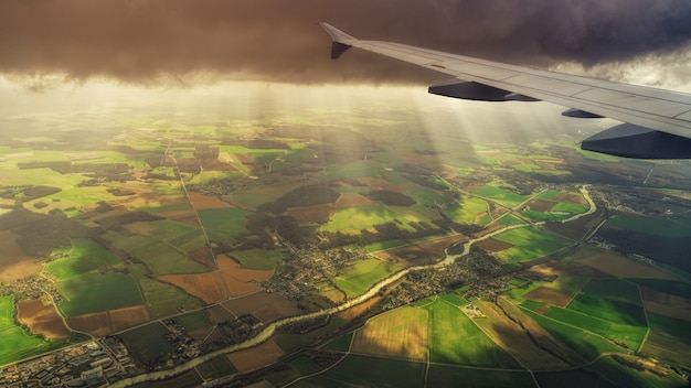 Foto gratuita avión de pasajeros blanco