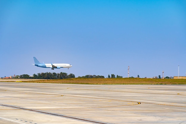 Avión de pasajeros despega de la pista del aeropuerto