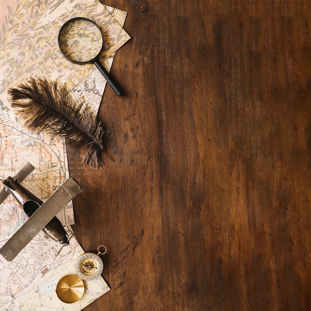 Foto gratuita avión y pluma cerca de cosas turísticas en la mesa de madera