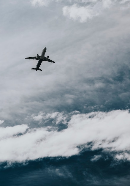 Un avión volando en el cielo.