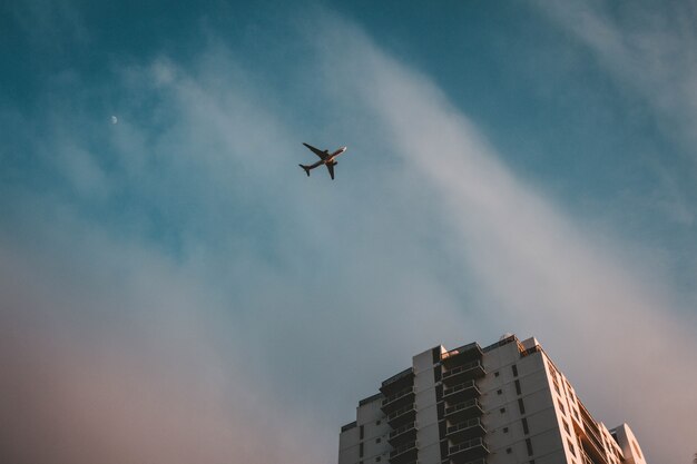 Un avión volando sobre un edificio.