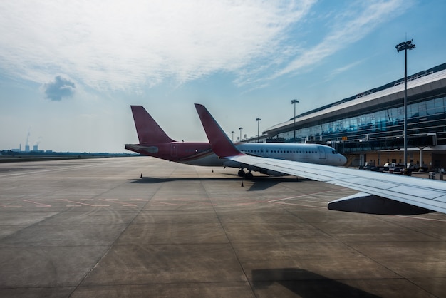 Aviones en la pista en el aeropuerto moderno