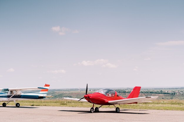 Aviones privados en el campo