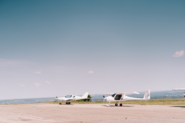 Aviones privados en el campo