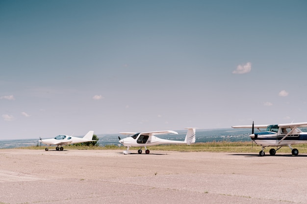 Aviones privados en el campo