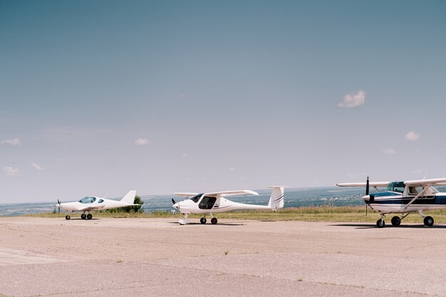 Aviones privados en el campo