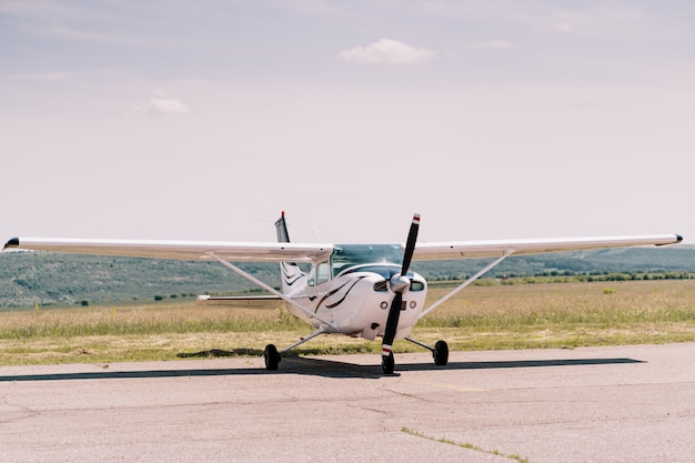 Aviones privados en el campo