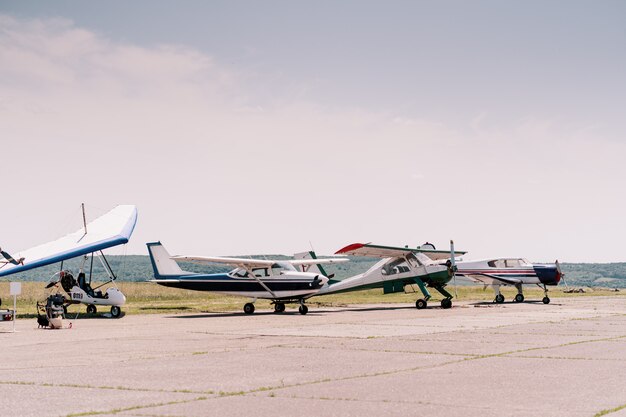 Aviones privados en el campo