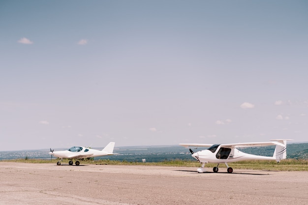 Aviones privados en el campo