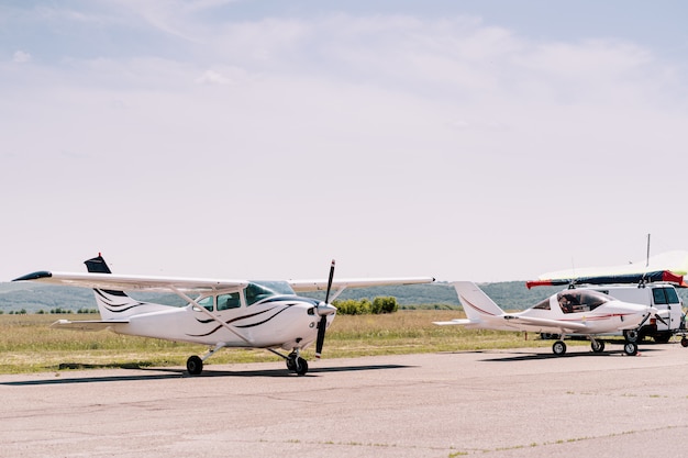 Aviones privados en el campo