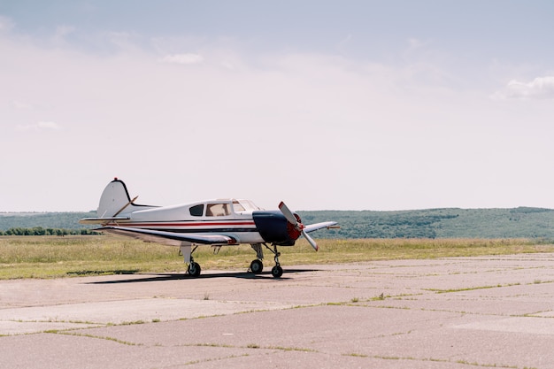 Aviones privados en el campo