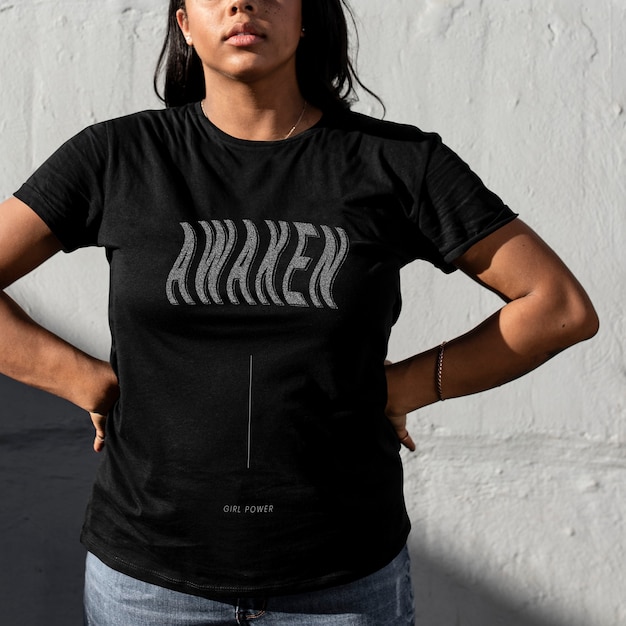 Foto gratuita awaken camiseta negra mujer simple streetwear outdoor shoot