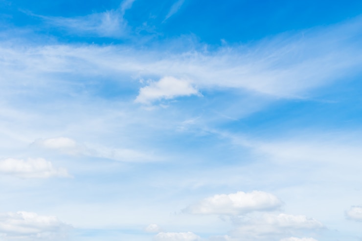Awan putih di langit biru
