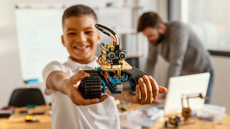 Photo Gratis ayah dan anak laki-laki membuat robot