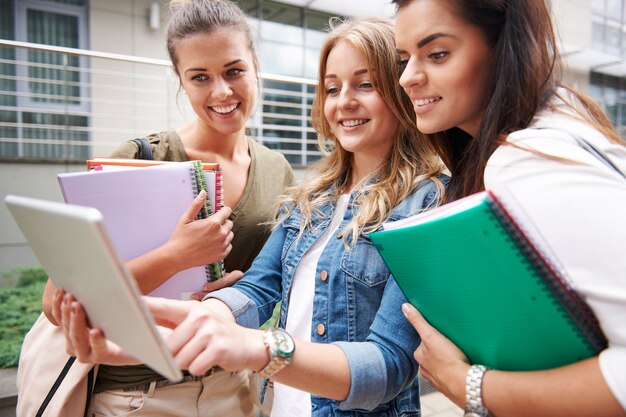 Ayudando a mis amigos en la educación