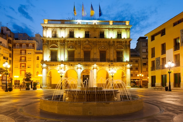 Foto gratuita ayuntamiento de castellón de la plana en la noche