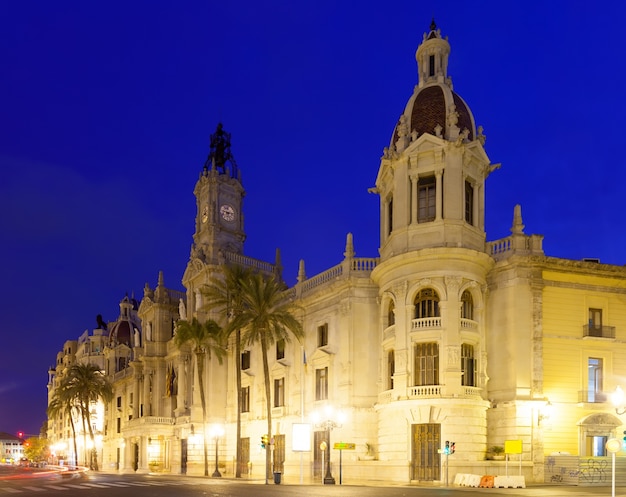 Foto gratuita ayuntamiento en la noche. valencia