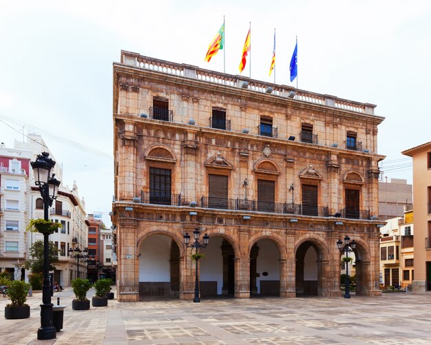 Ayuntamiento en la plaza del pueblo. Castellón de la Plana