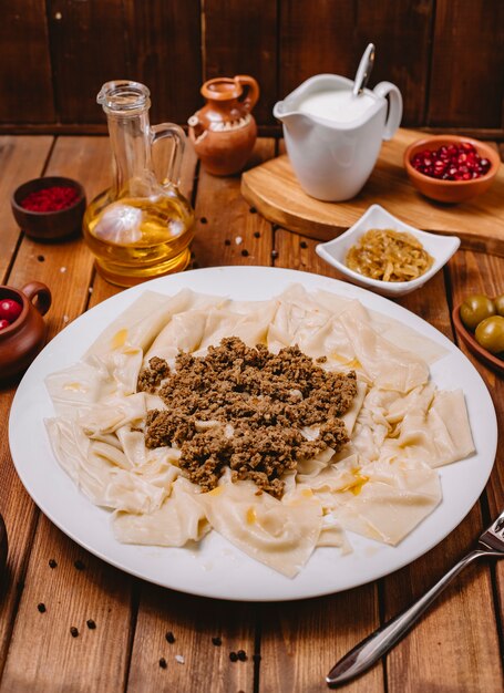 Azerbaiyán deja khangal servido con carne picada de cordero